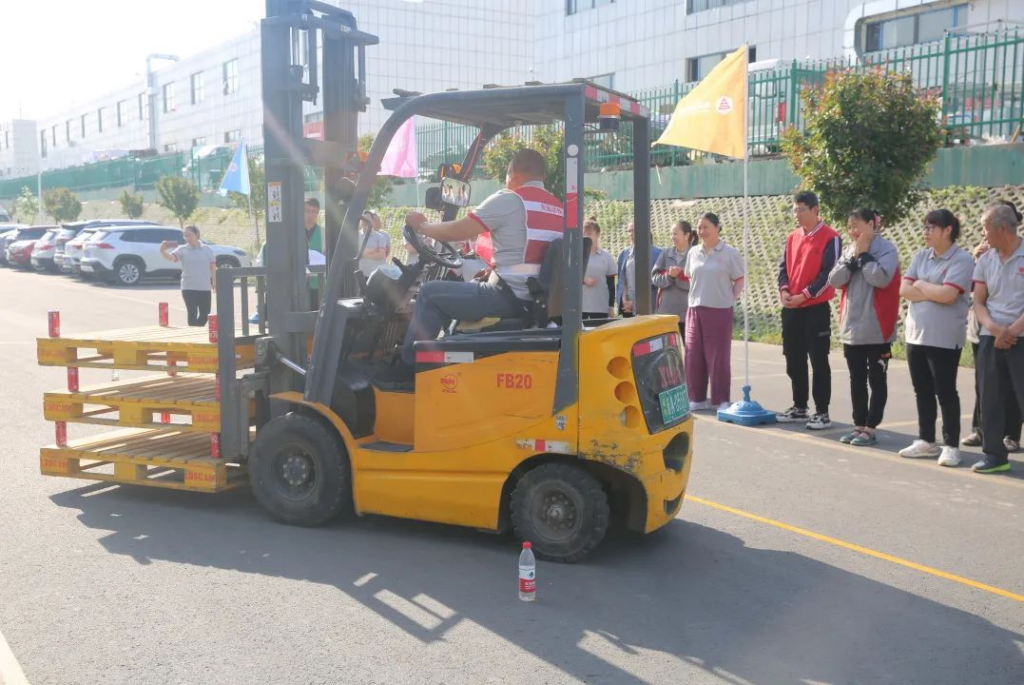 叉车“大比拼”,“老司机”来炫个技！