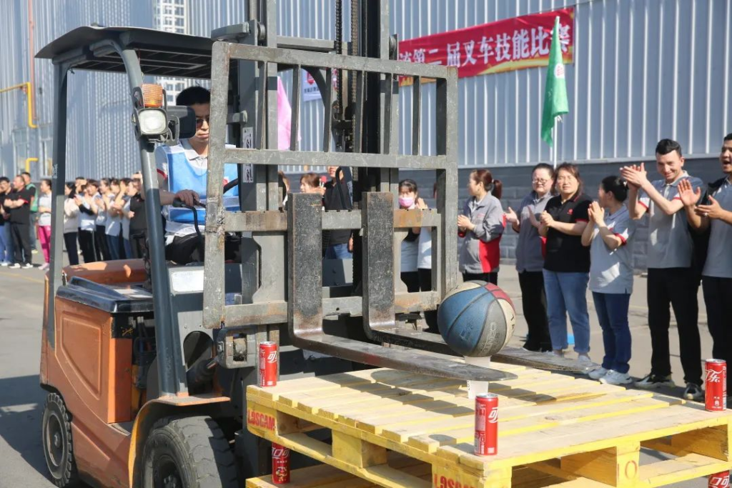 叉车“大比拼”,“老司机”来炫个技！