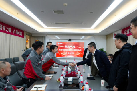 吉利商用车集团莅临尊龙凯时人生就是搏物流进行交流